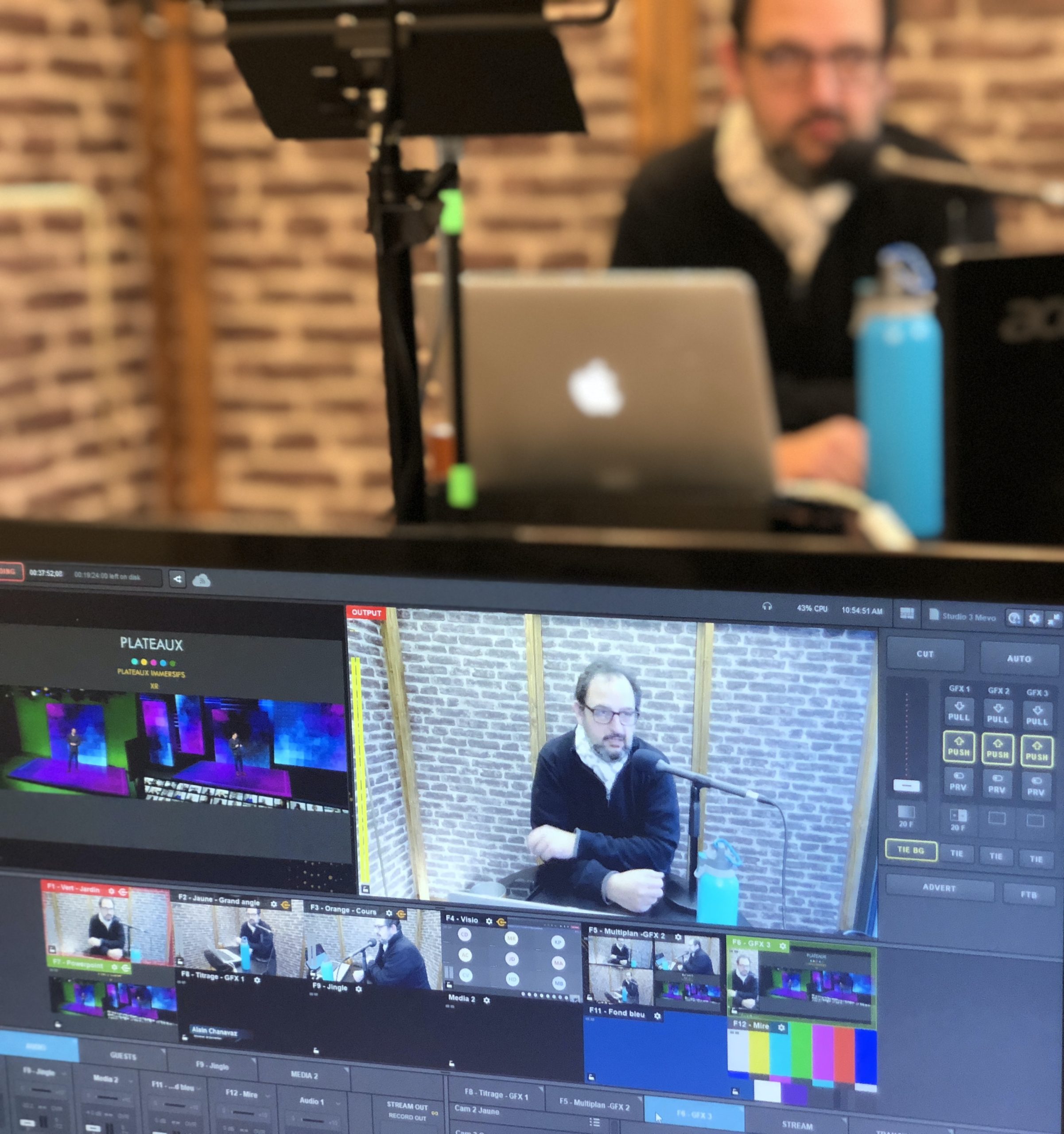 Animateur en direct devant la régie de captation