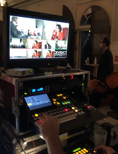 Régie de captation et écrans de contrôle pendant un live