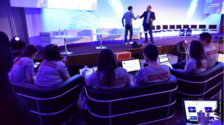 Scène et public de ComInTech 2021, plateau animé par Social Dynamite